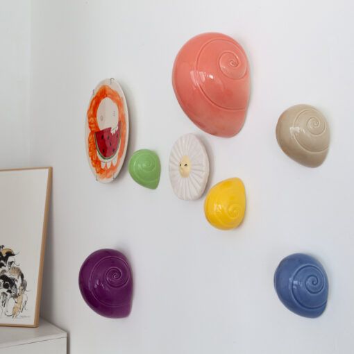 Caracoles de cerámica en pared