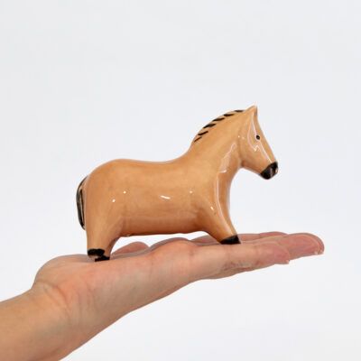 Caballo marrón en cerámica