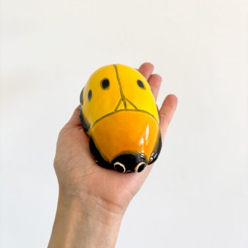 Escarabajo pequeño de cerámica