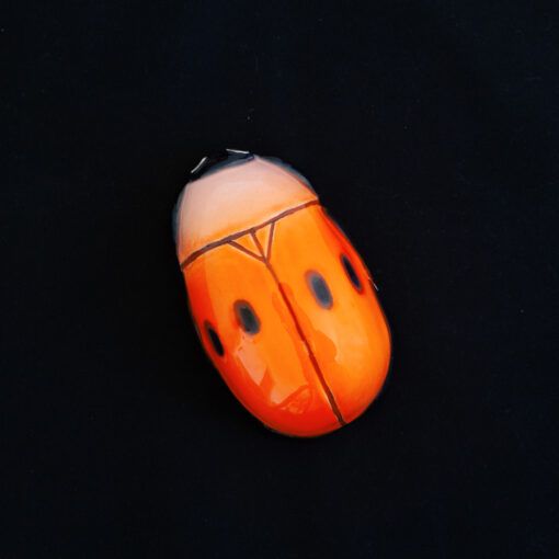 Escarabajo pequeño naranja de cerámica